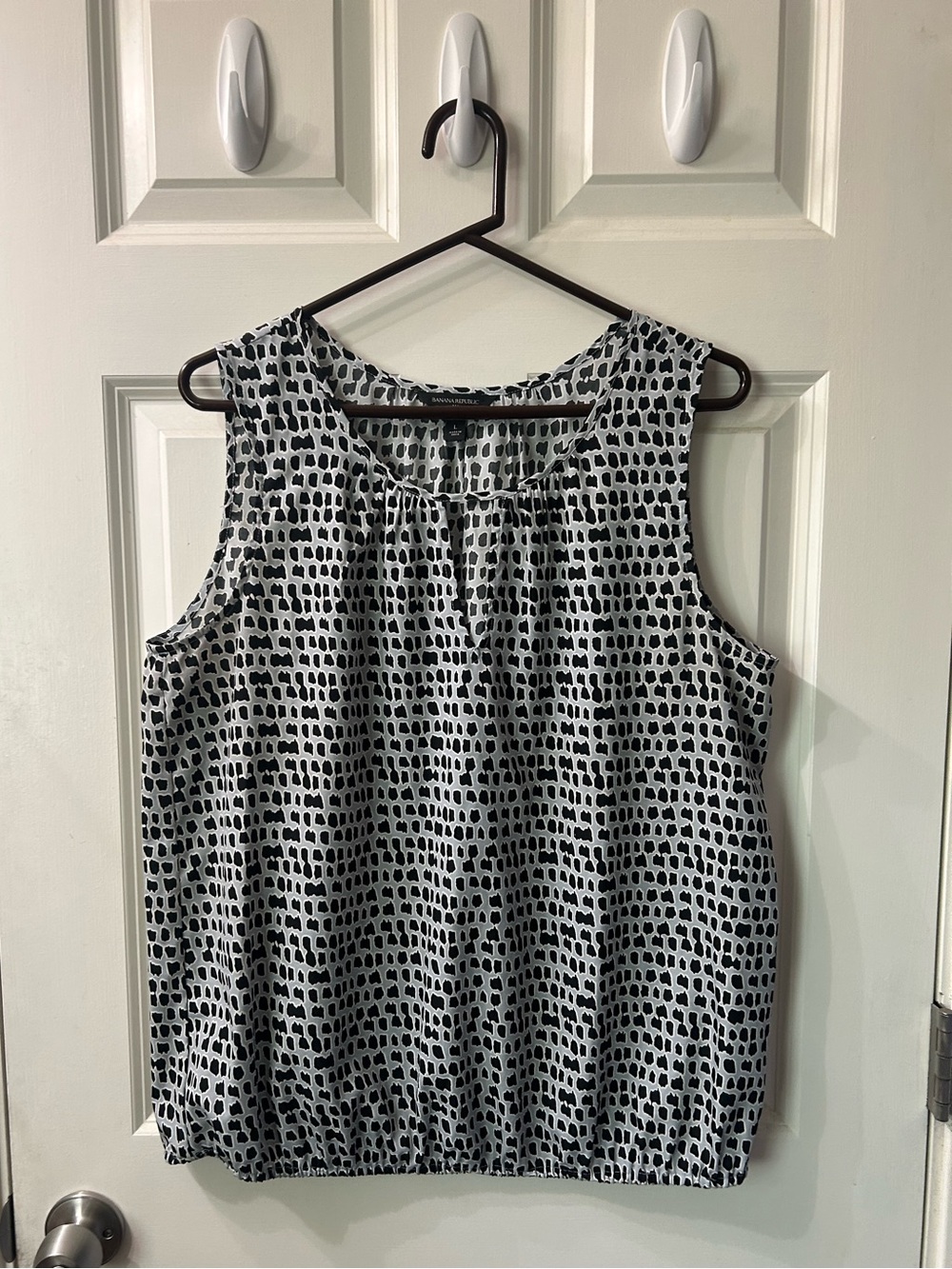 Banana Republic Sleeveless Black & White Printed Blouse
